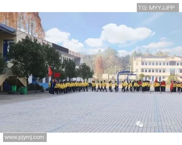 在沙滩上挥洒青春模仿足球明星尽显风采与激情