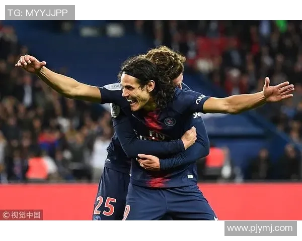 足球明星佩戴头绳的时尚瞬间展现个性与魅力的精彩瞬间