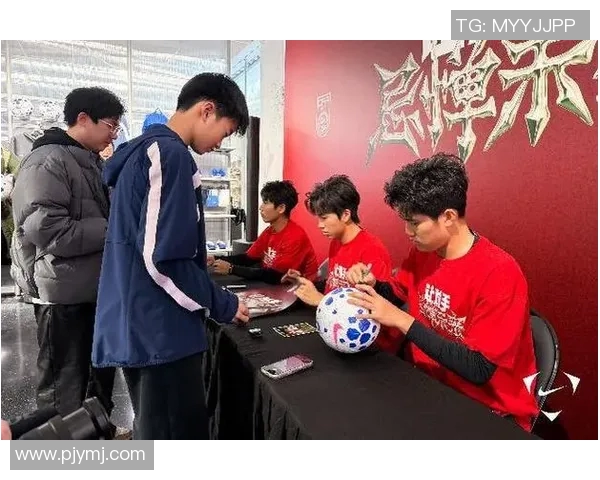 足球明星惊喜现身网吧与玩家互动引发热潮