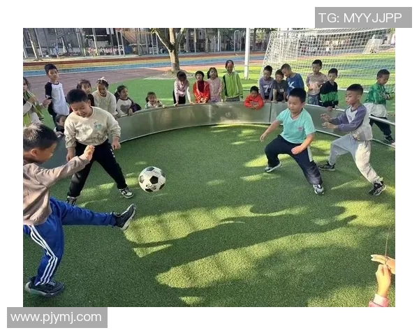 足球明星温情瞬间抱小孩高清图片展现亲情与运动的完美结合